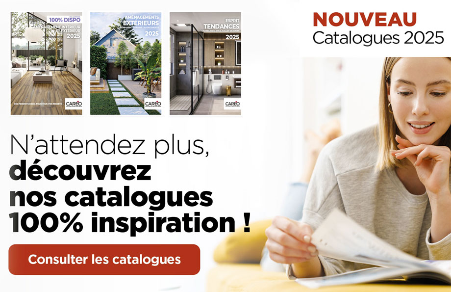 Careo-visuel-catalogue Femme qui lit un catalogue avec les 3 catalogues Caréo mis en avant